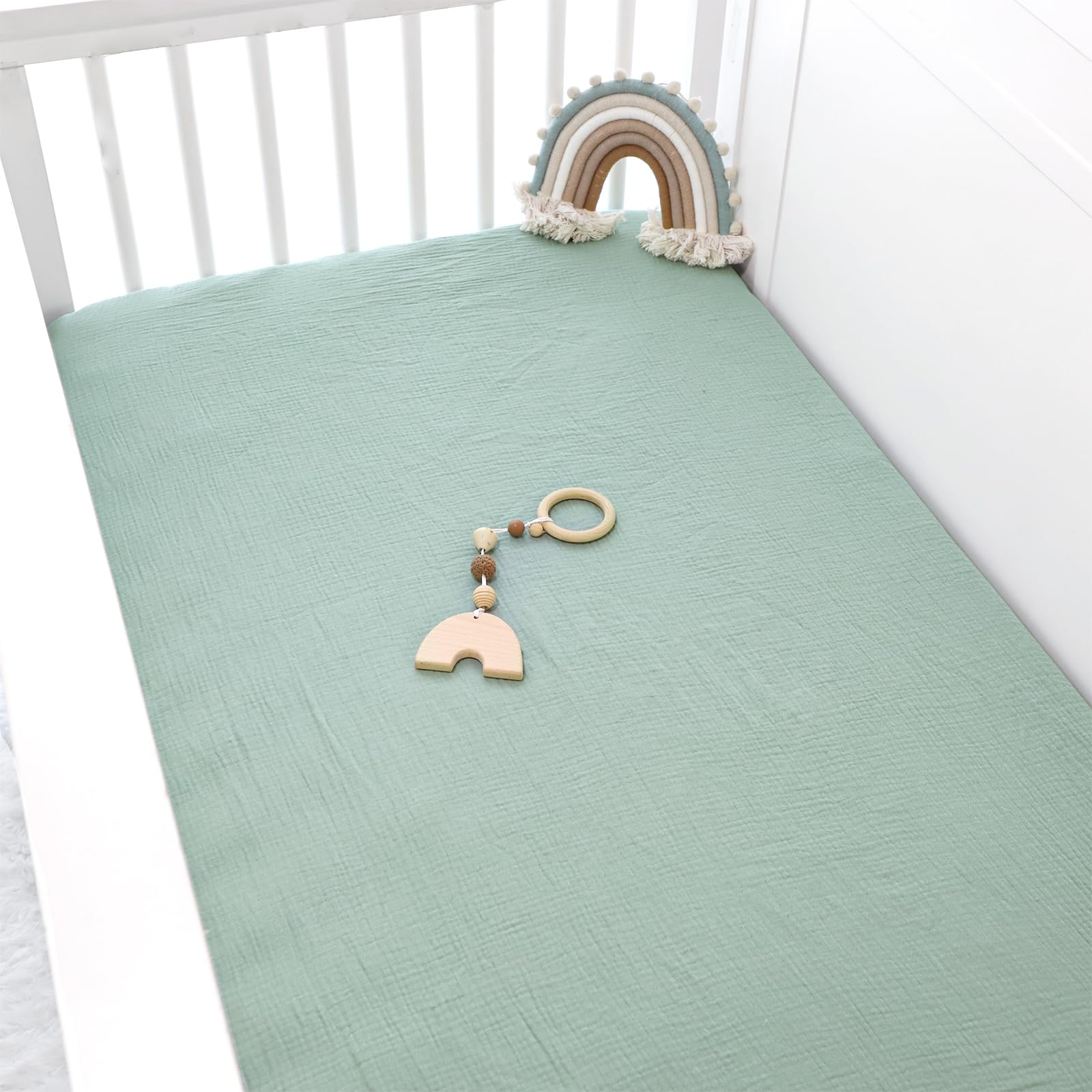 DILIMI machine-washable crib sheet, colorfast and resistant to fading after washes.