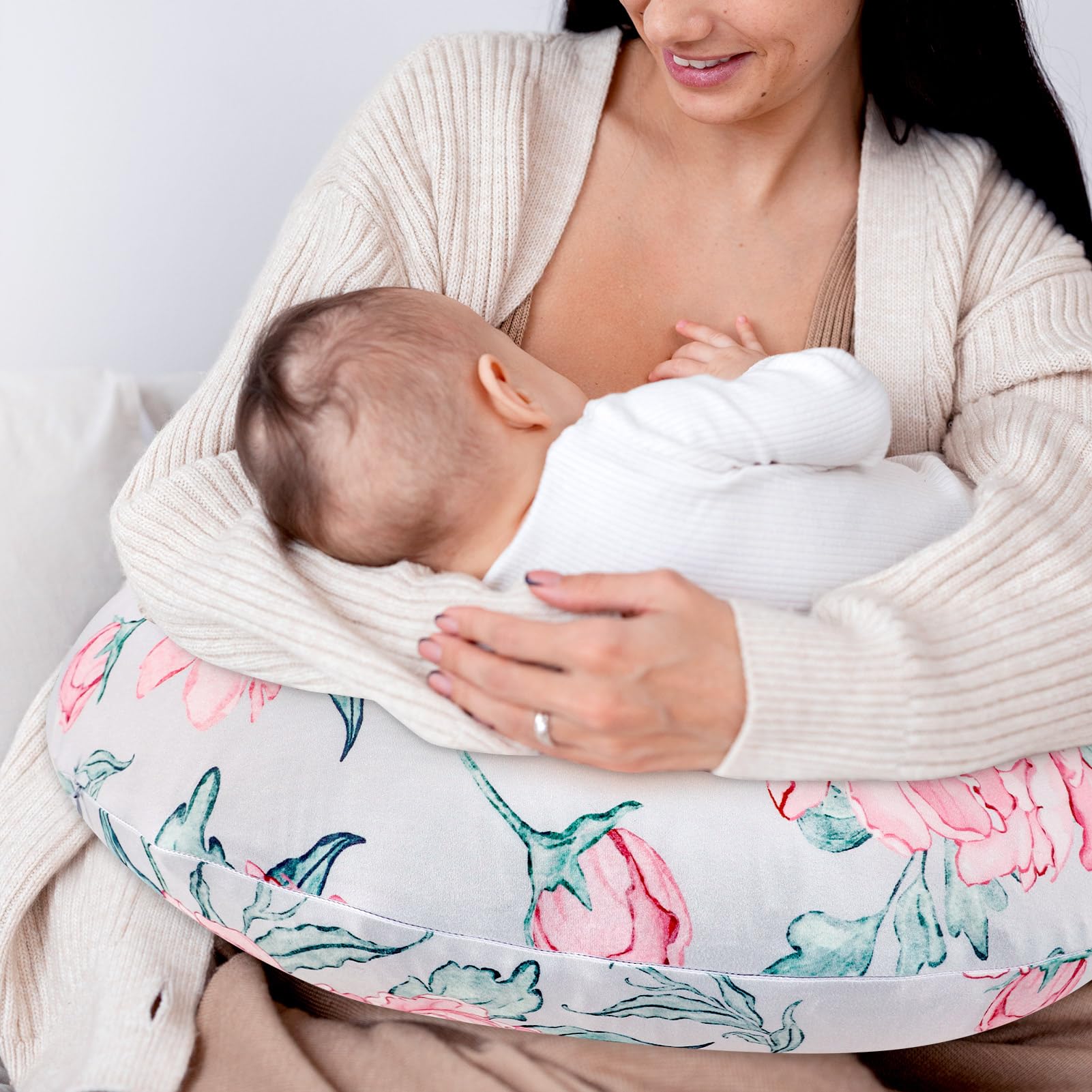 DILIMI pink flower design adds cozy style to newborn feeding routines.