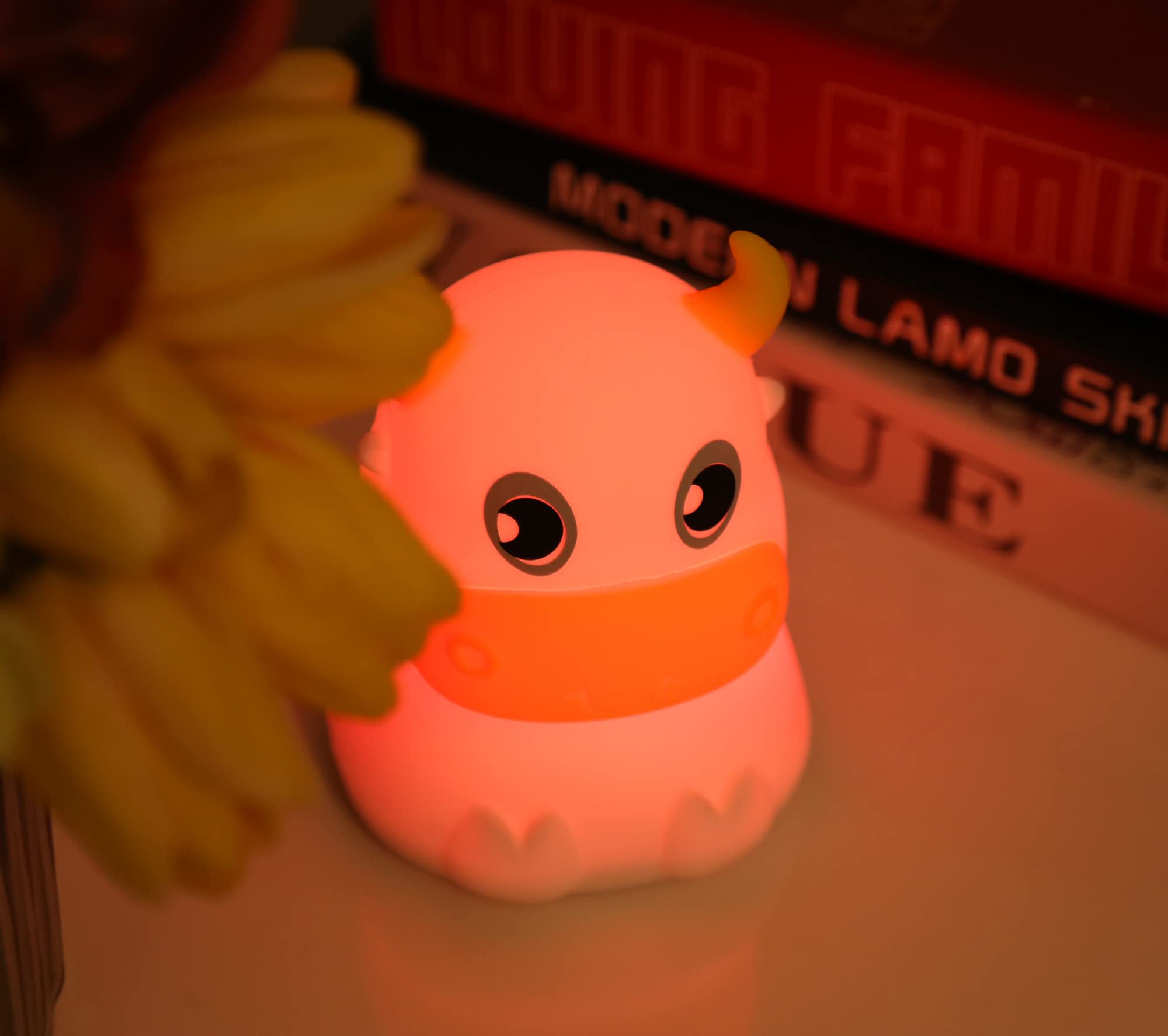 Dimanito cow night light color cycle demonstrating seven color options.