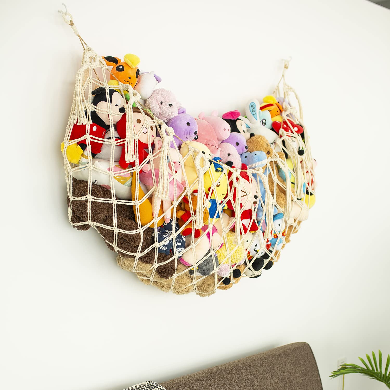 Diocos large-capacity plush hammock fits many toys, keeping rooms tidy.