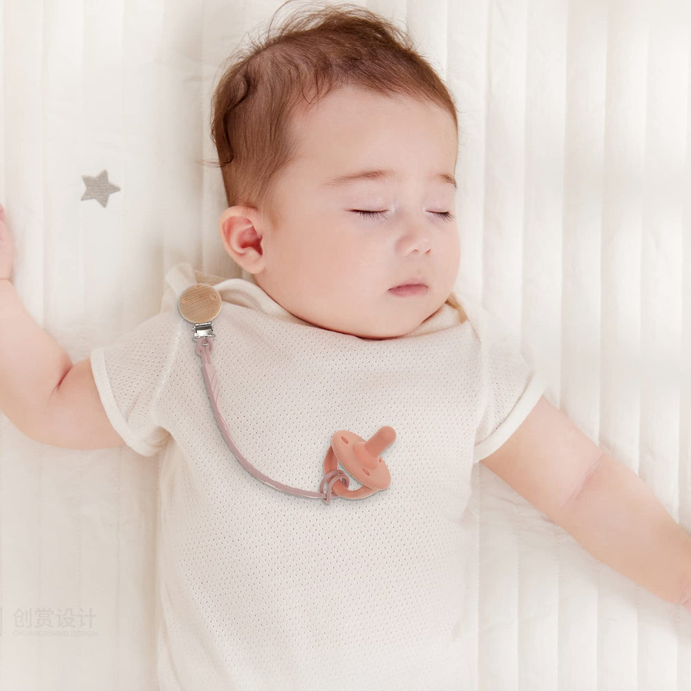 Dirbabi pacifier clip in light grey helps prevent drops.
