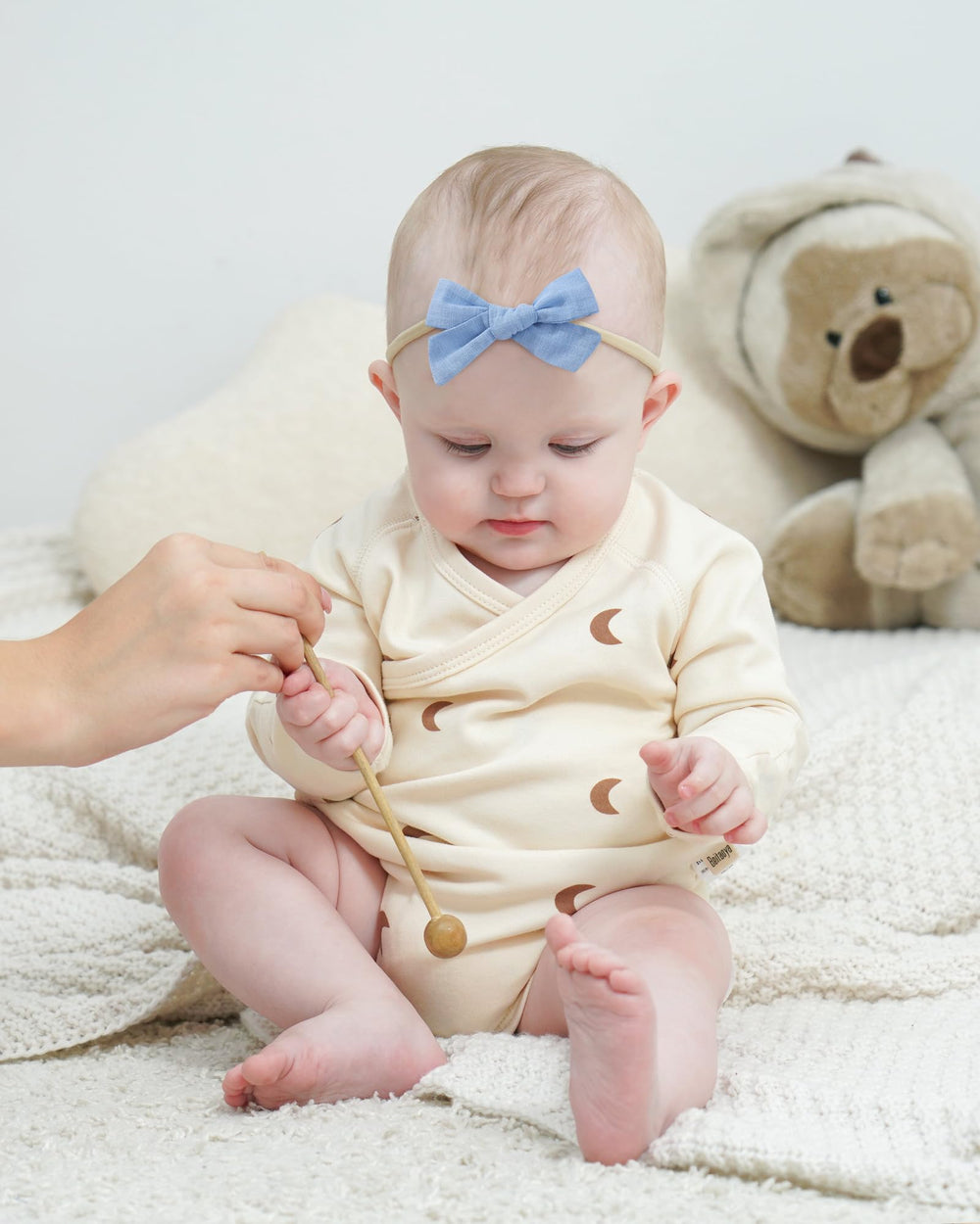 Doboi cartoon-embellished headband delights babies during daily wear.