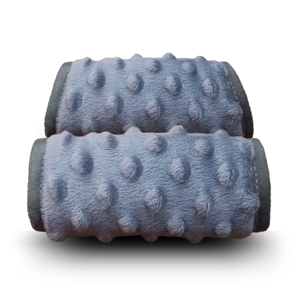 DODO NICI car-seat strap cover with cozy padding protects baby's face and shoulders.