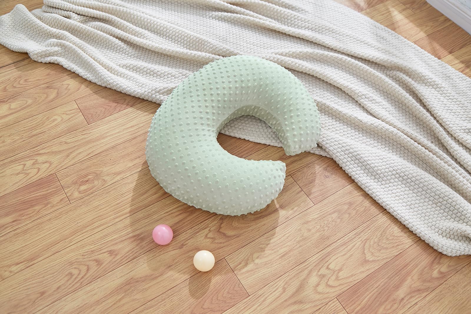 DONOMILO baby feeding with soft polyester fill provides gentle stable support
