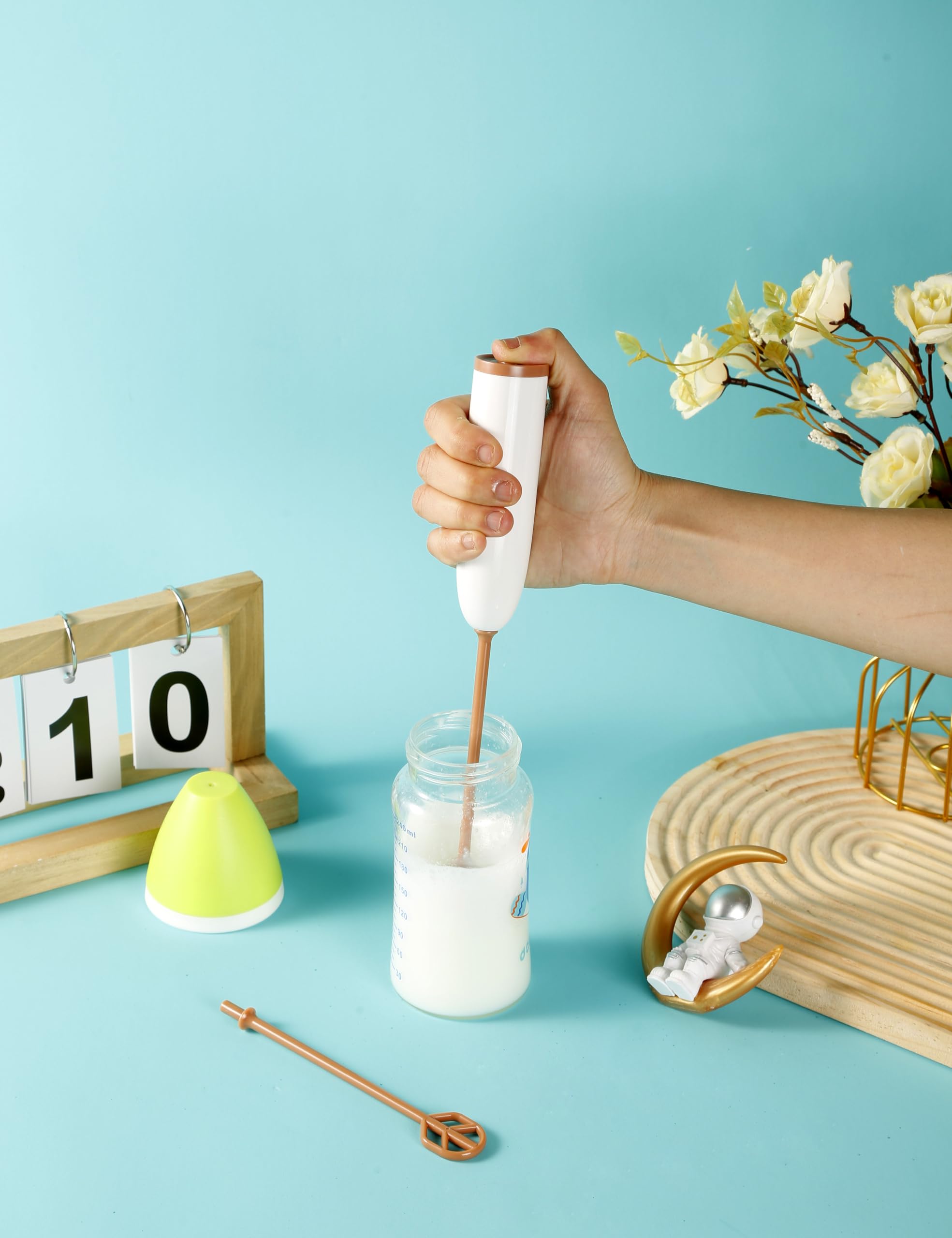 DOOBAANN portable stirrer shown for bottle mixing with efficiency