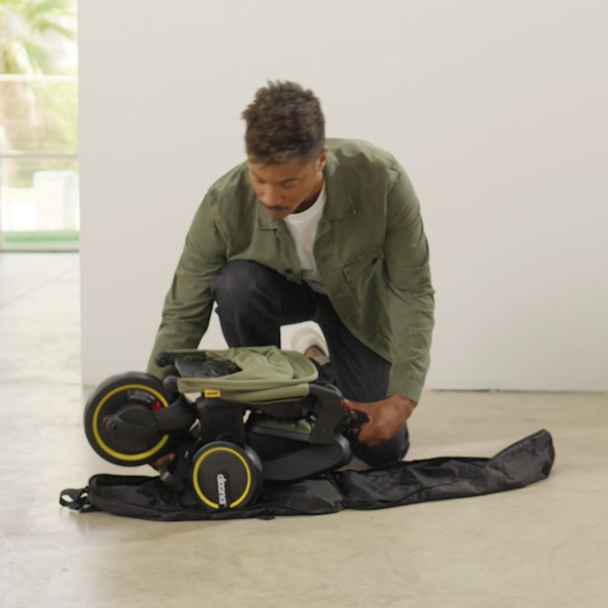 DOONA Liki Travel Bag in use during travel, easy to carry.