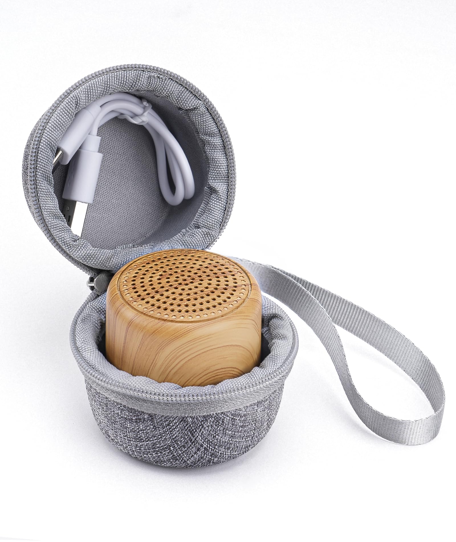 Dreamegg protective travel case keeps the device safe during travel.