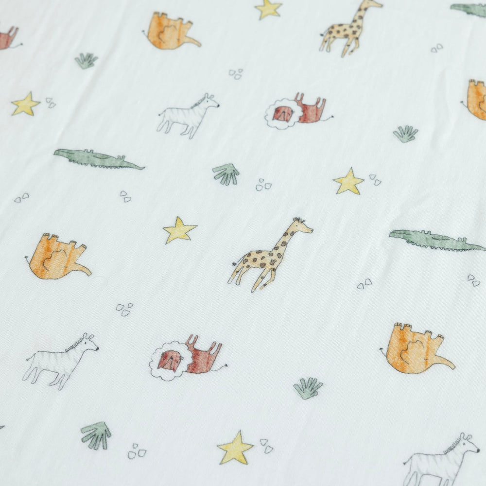 Dreamology standard crib mattress sheet fits 28x52x8 inch mattresses securely.