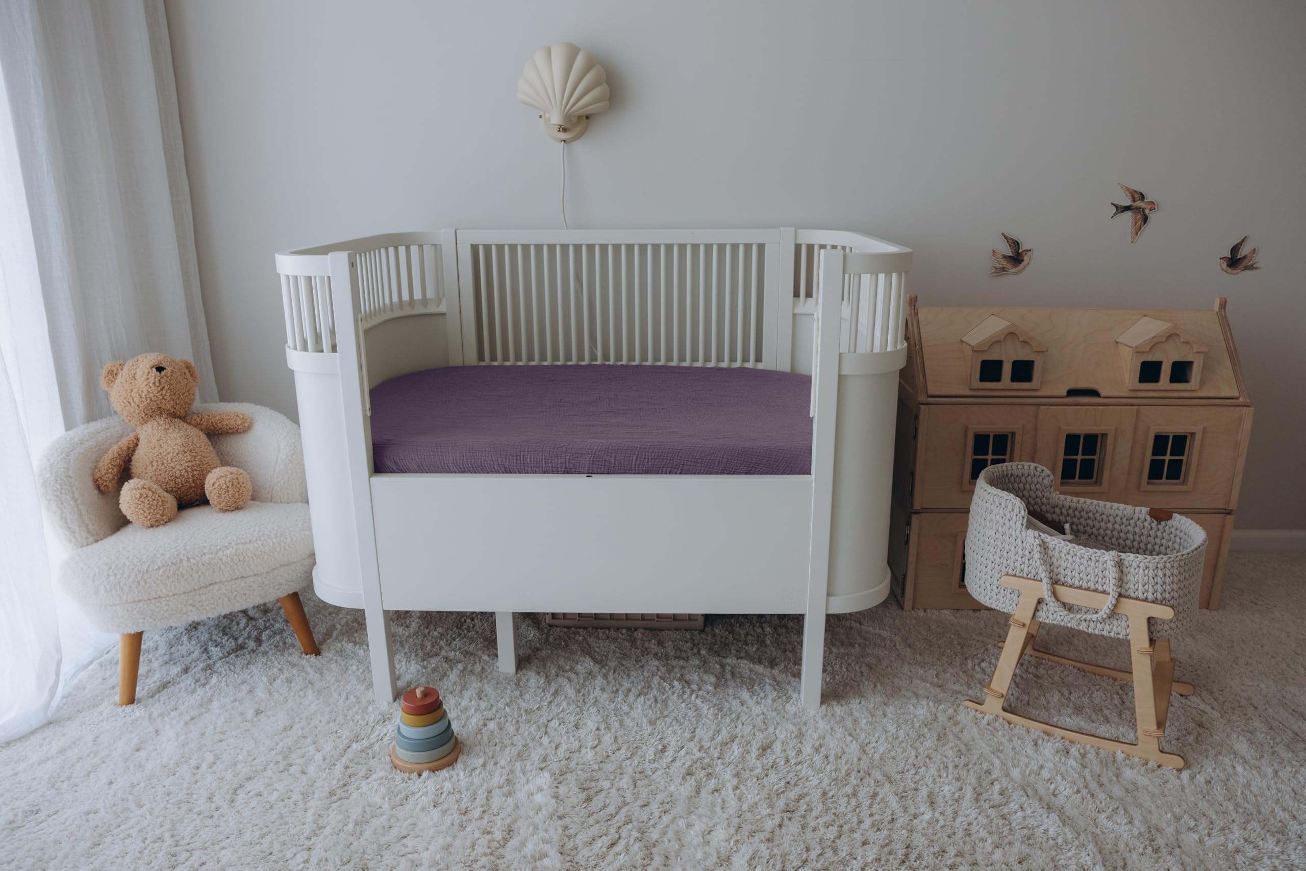 Dreamology muslin crib sheet features a unisex design suitable for any nursery.