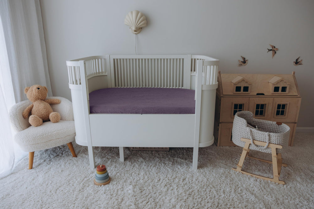 Dreamology muslin crib sheet features a unisex design suitable for any nursery.