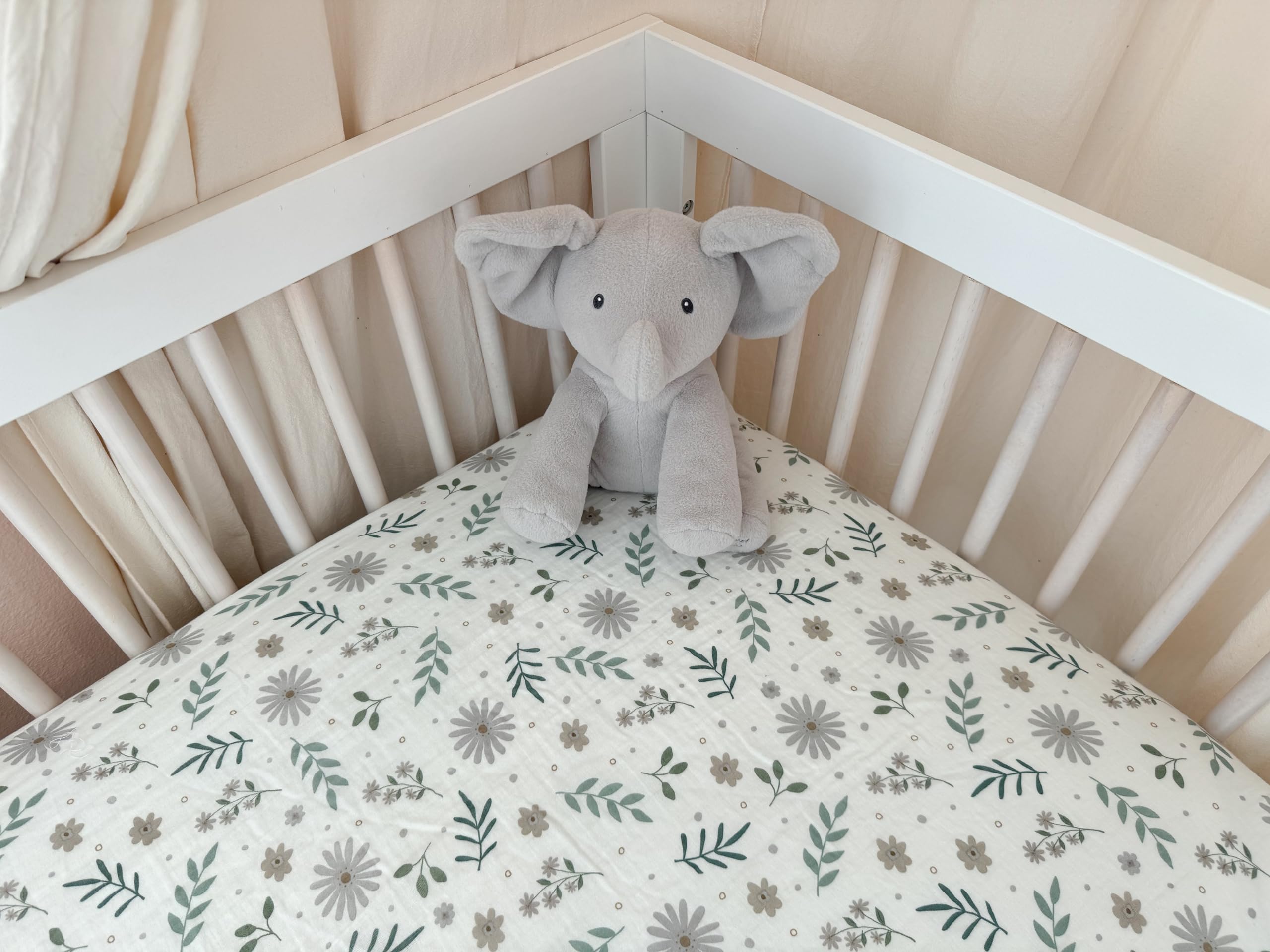 Dreamology unisex floral design suits boys and girls in any nursery
