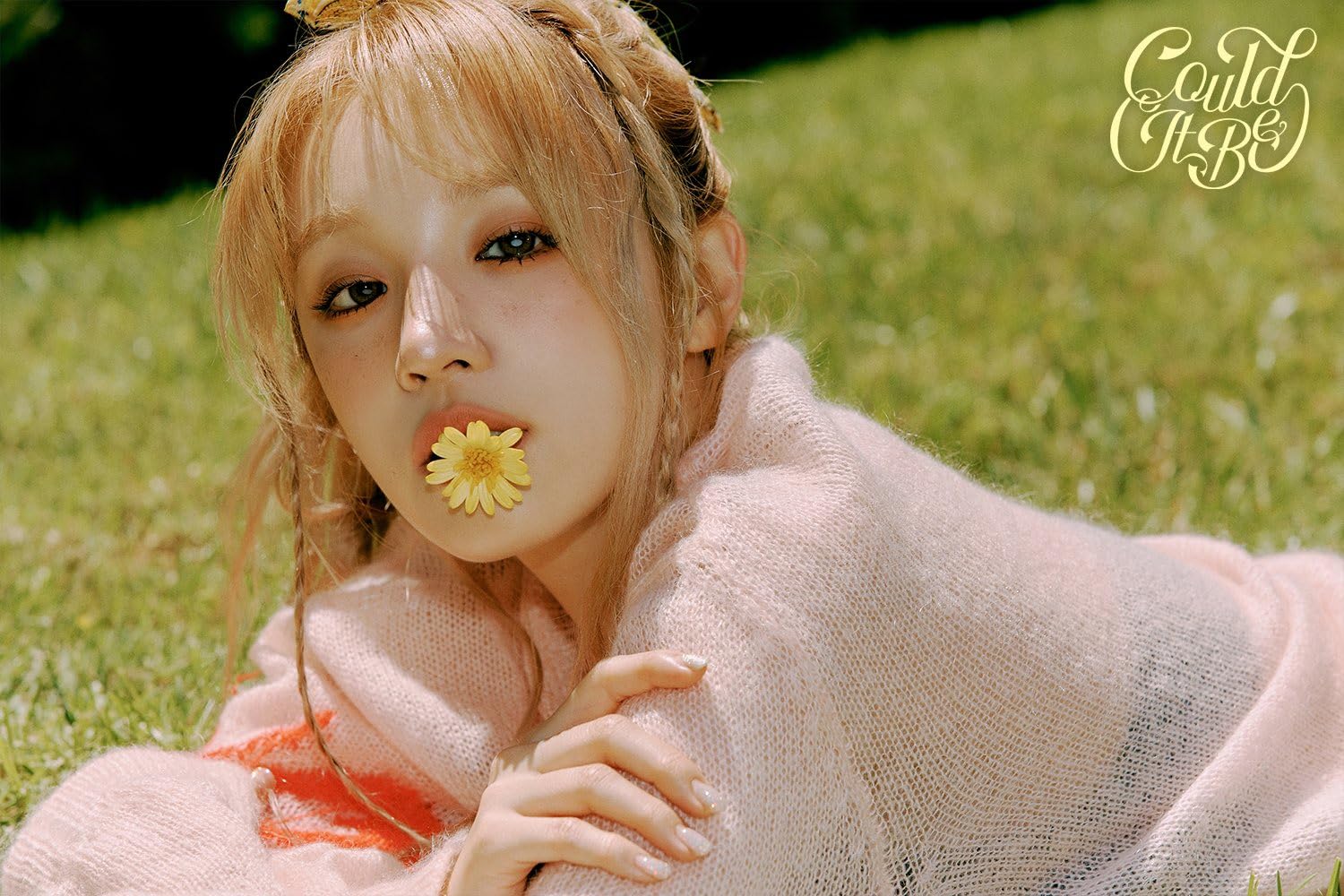 DREAMUS YuQI YuQ1 standard booklet spread, enhances album appreciation for fans