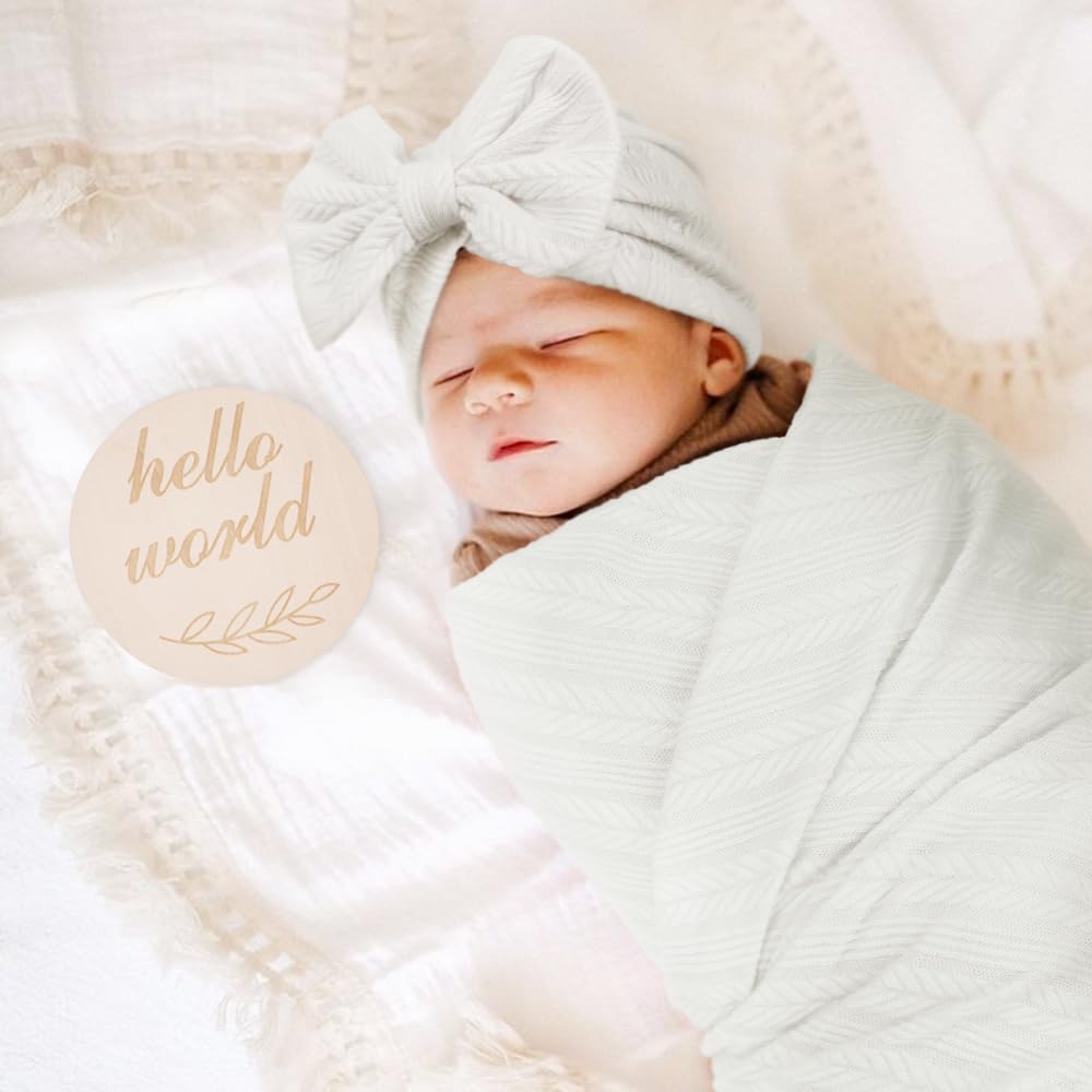 DRESHOW BQUBO white baby hat, cozy protection for delicate skin.