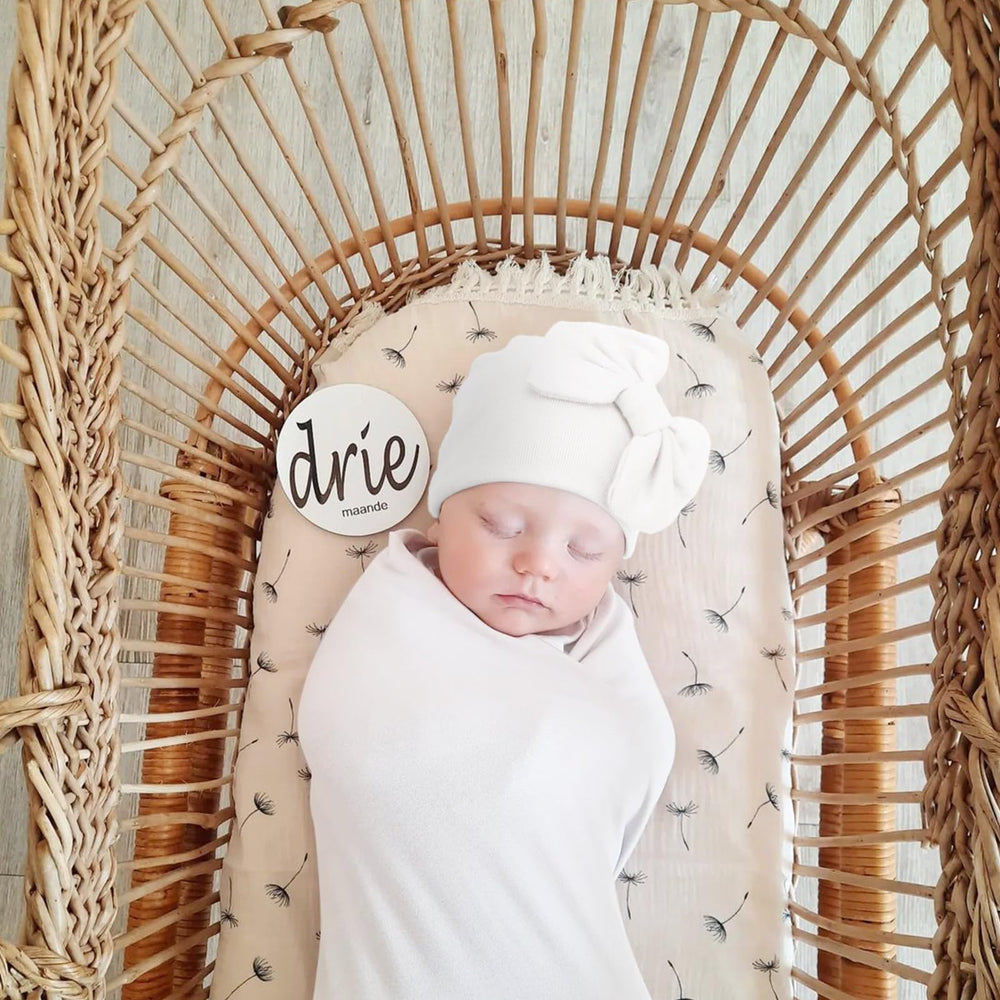 DRESHOW BQUBO bow hat on baby provides cute warmth and comfort.