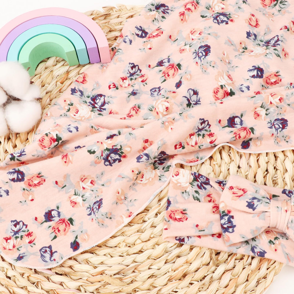 DRESHOW BQUBO blanket with floral print ready for photography sessions.