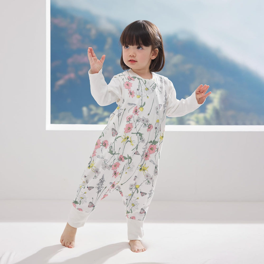Duomiaomiao wearable blanket with feet allows quick diaper changes.