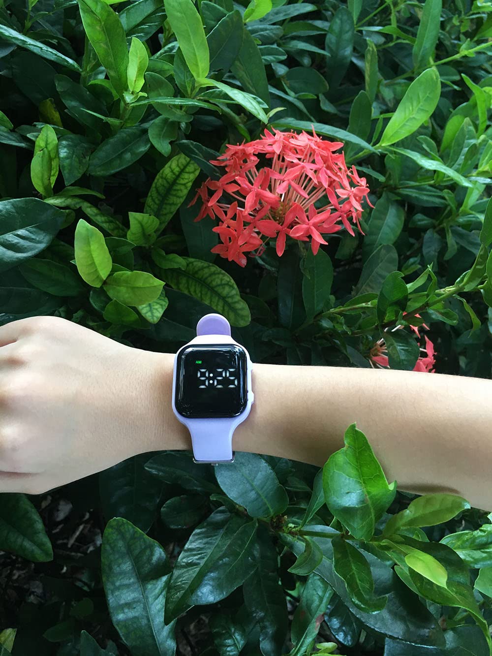 e-vibra vibrating alarm watch charging photo emphasizes USB-C recharge for long-lasting power.