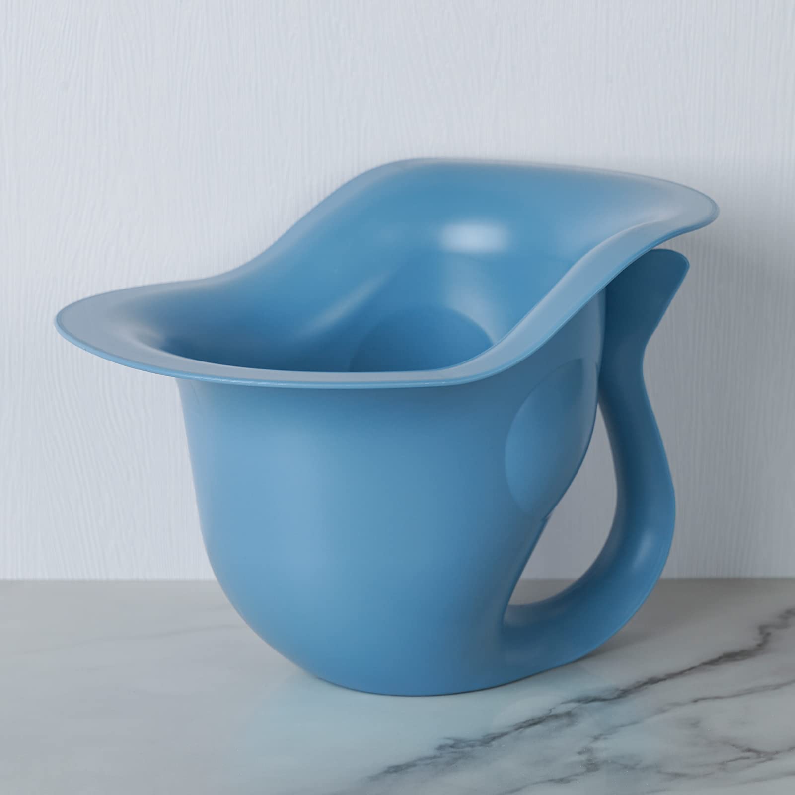 EASICOZI bright blue design captures baby attention during potty time.