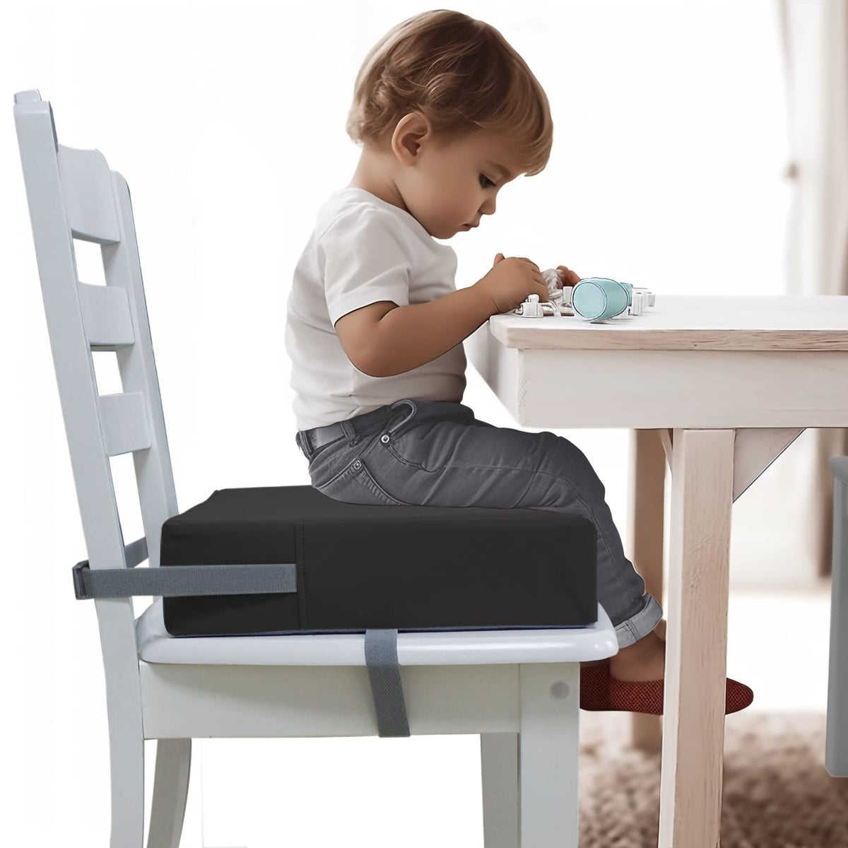 Eiury toddler booster seat close-up with waterproof PU cover for easy cleaning