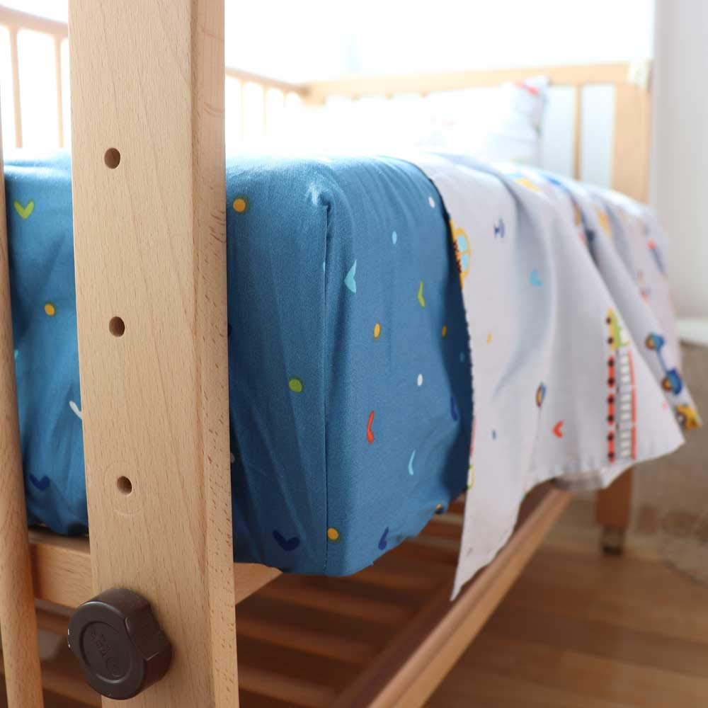 Emenpy duvet corner-band feature keeps the quilt in place during naps.