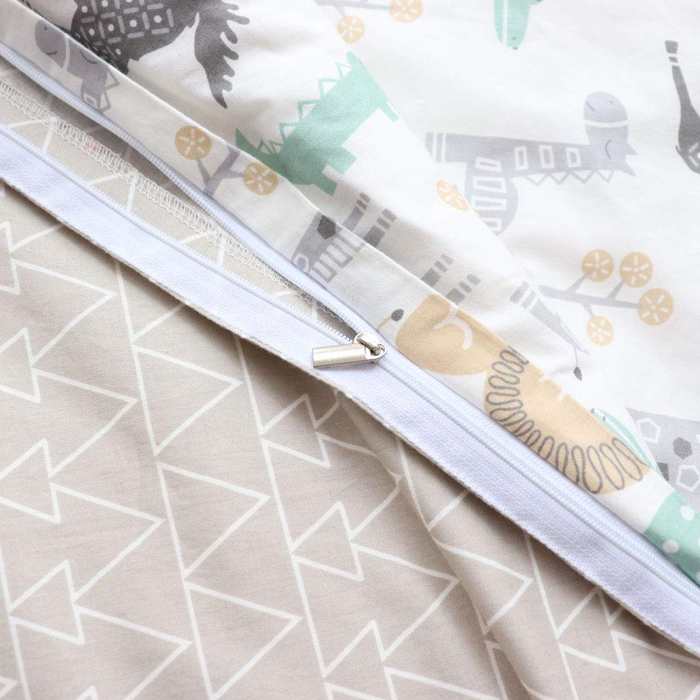 Emenpy corner band inside duvet cover helps keep the quilt in place.