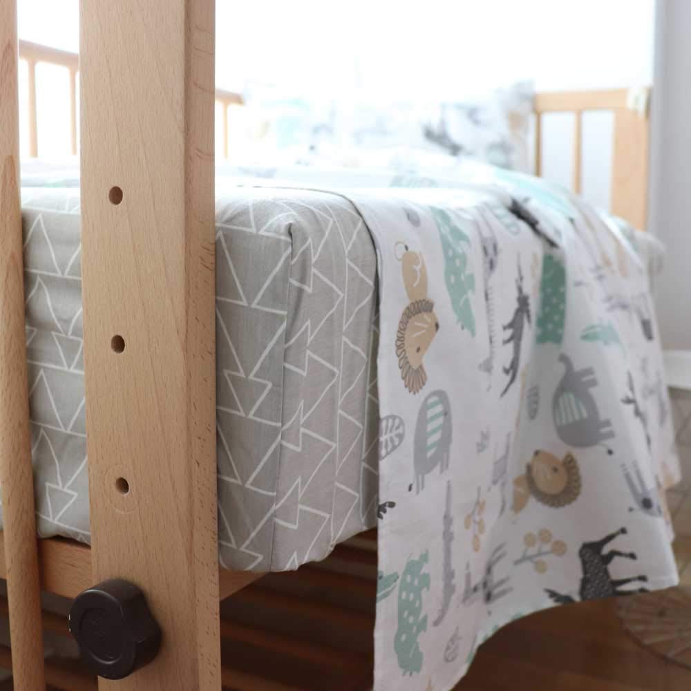 Emenpy hidden zipper on duvet cover keeps the quilt secure and safe.
