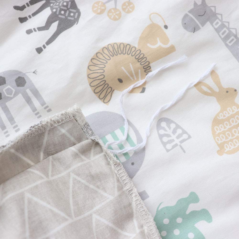 Emenpy sensory-pattern bedding adds visual interest for baby development.