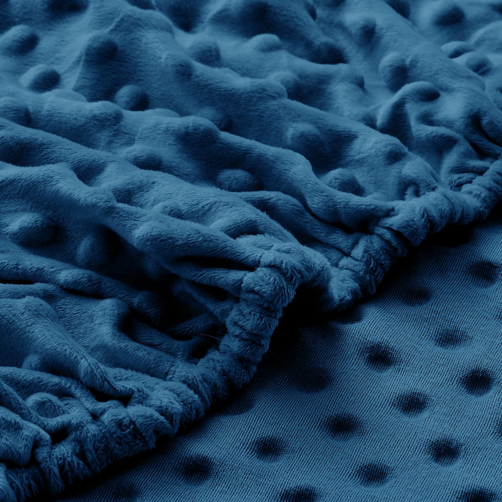 Entisn close-up of the soft fleece fabric for a warm sleep surface