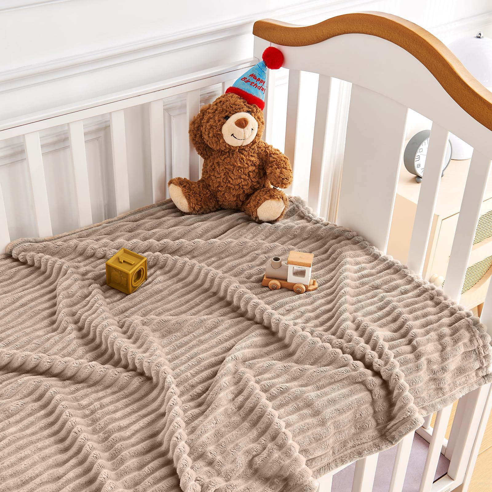 Eonkasp ultra-soft microfiber blanket texture feels cozy and breathable for year-round warmth.