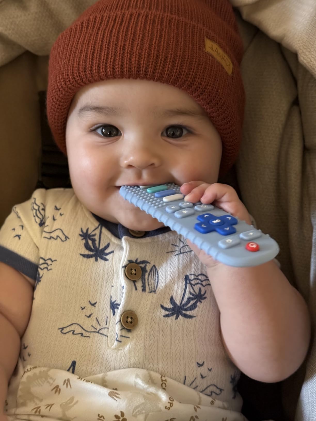 Soft-grip ERSIHUA remote teether suits small hands.