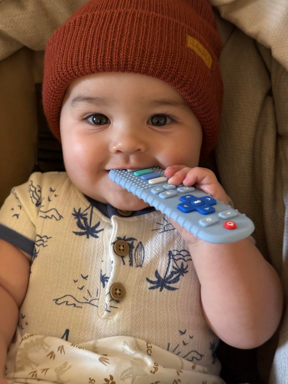 Soft-grip ERSIHUA remote teether suits small hands.