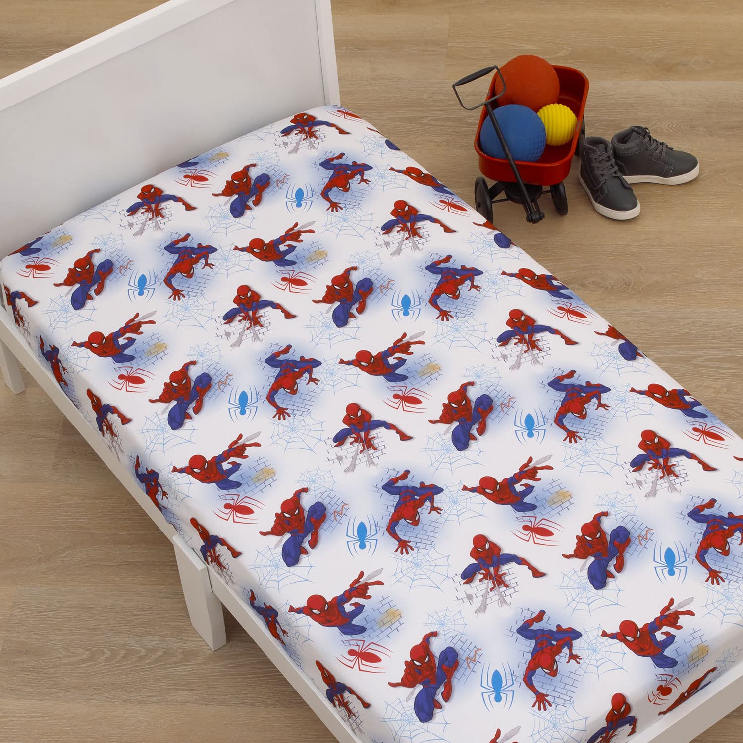 Elastic-edged design keeps the sheet secure on standard cribs