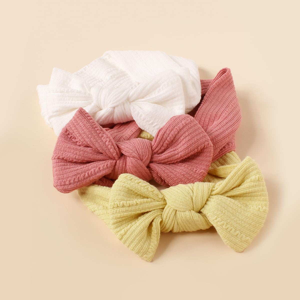 Esumun baby bow flower detail: decorative touch for everyday outfits.