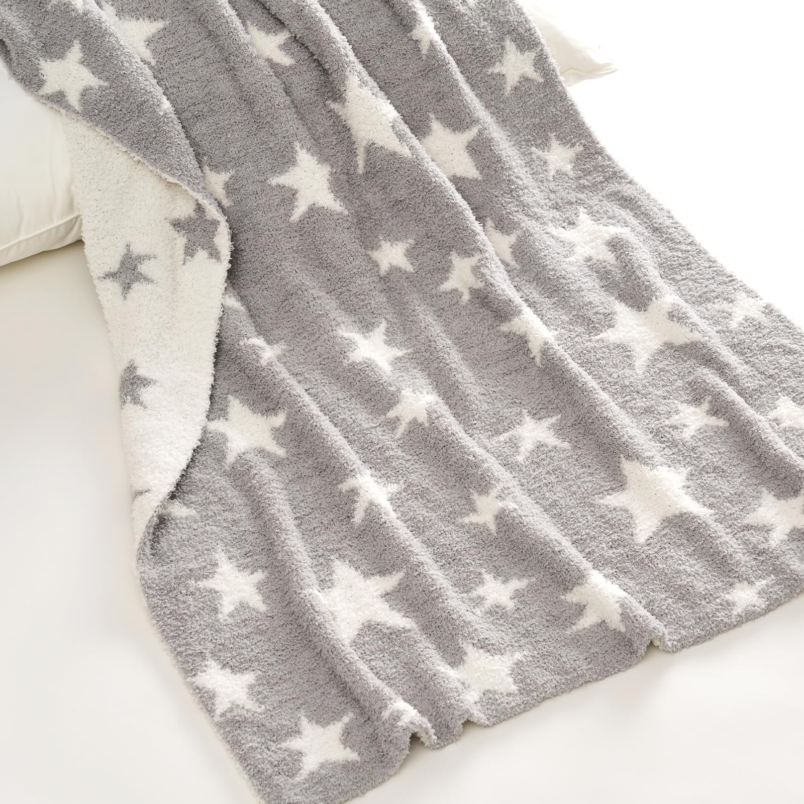 EVERGRACEHOME star-pattern blanket decorates nursery and promotes comfy playtime.