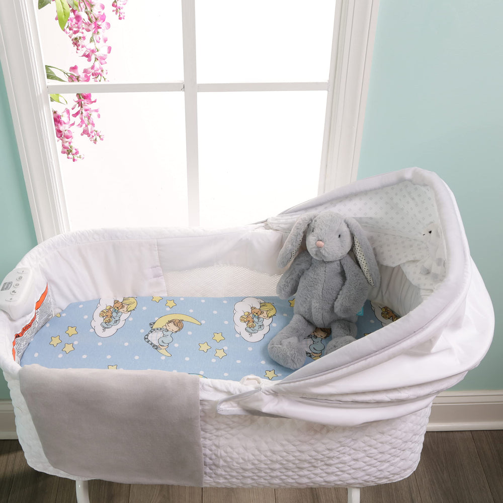 EVERYDAY KIDS bassinet sheet for oval mattresses stays in place for a secure, smooth surface.