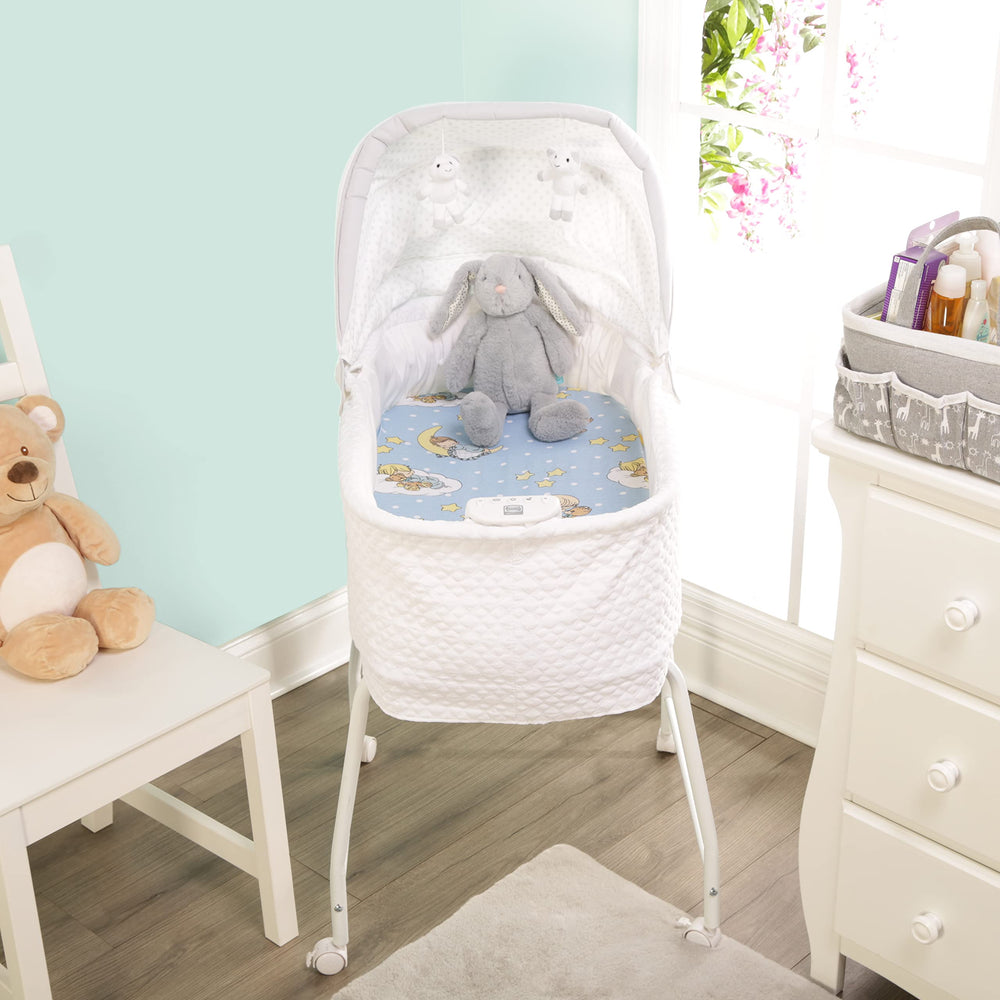 EVERYDAY KIDS stretchy-fit bassinet sheet keeps pads snug, reducing slipping and bunching.