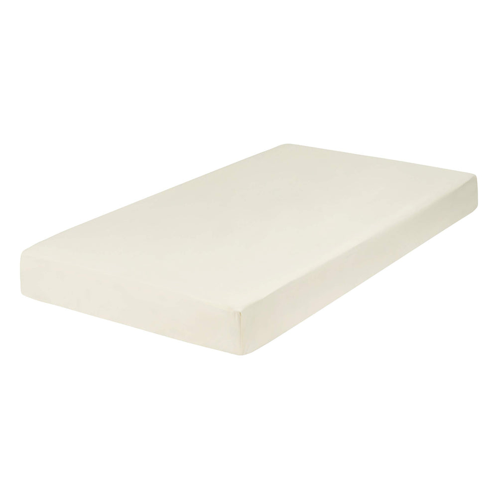 Everyday Kids fade-resistant microfiber sheet preserves color after washes.