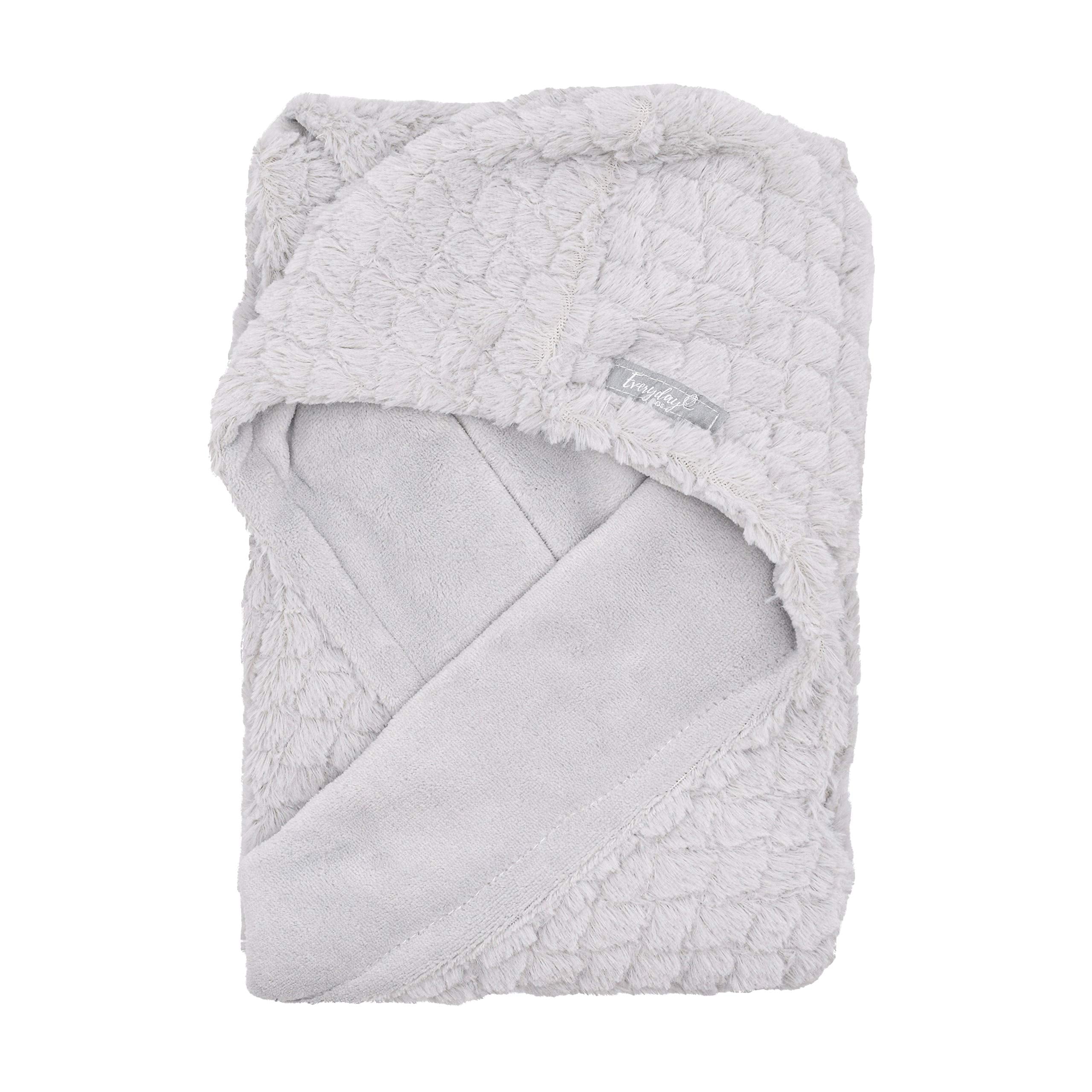 EVERYDAY KIDS car seat blanket with seatbelt notches simplifies secure placement.