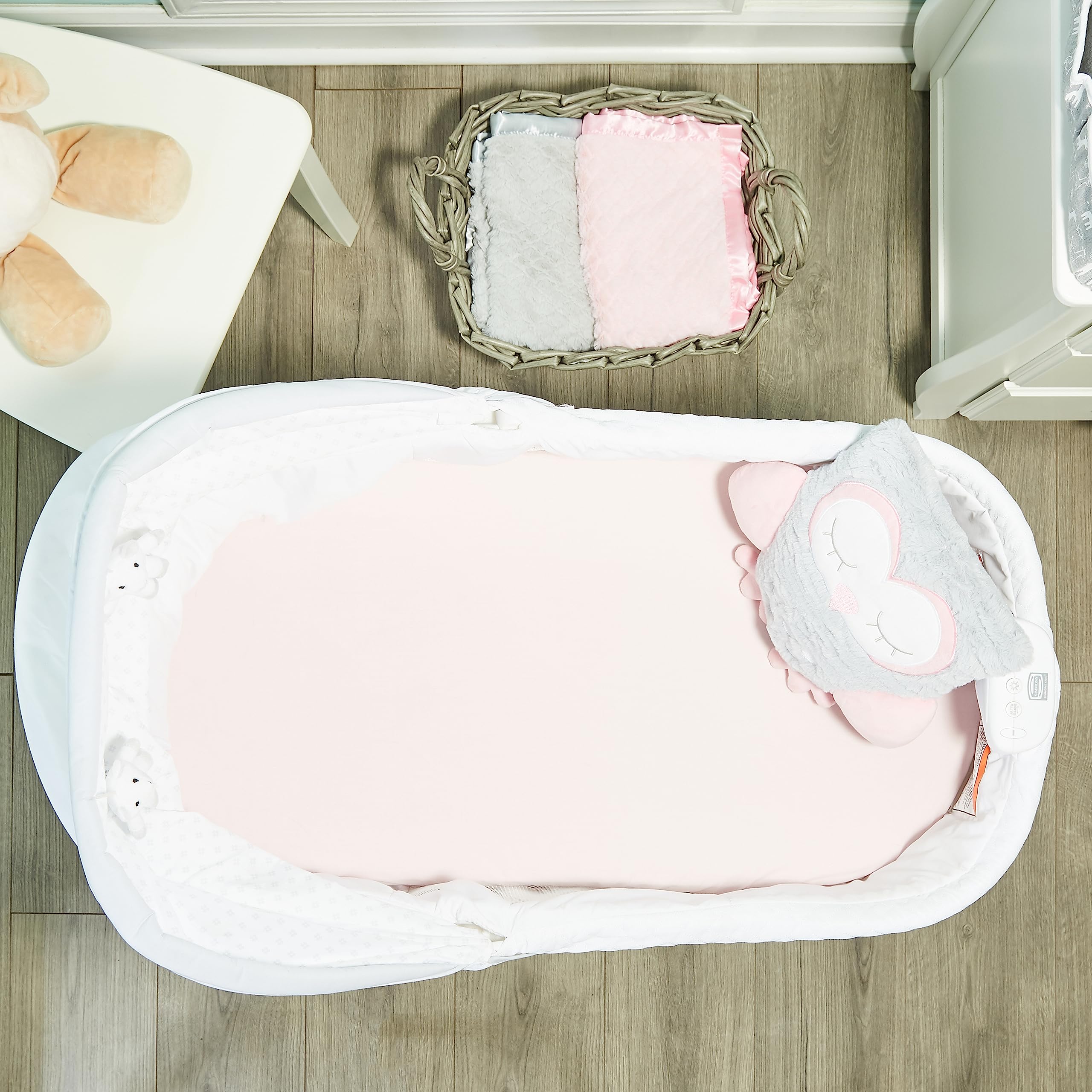 Everyday Kids sheets on bassinet mattress show versatile bedside use