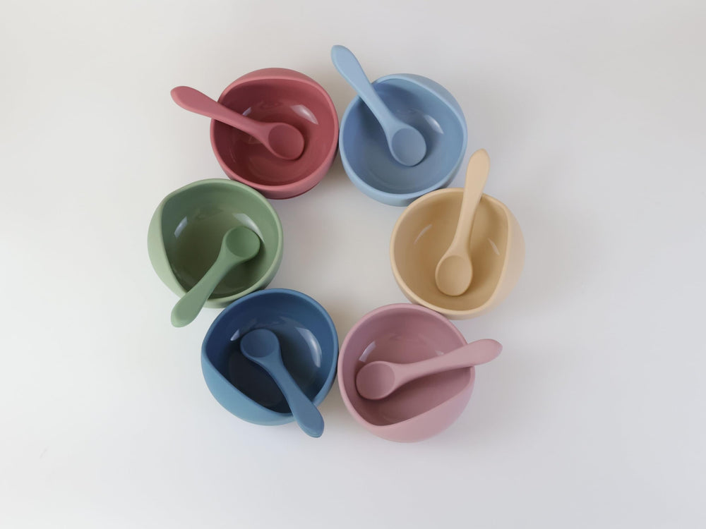 Evolve Heritage silicone bib with adjustable neck reduces mess during feeding.