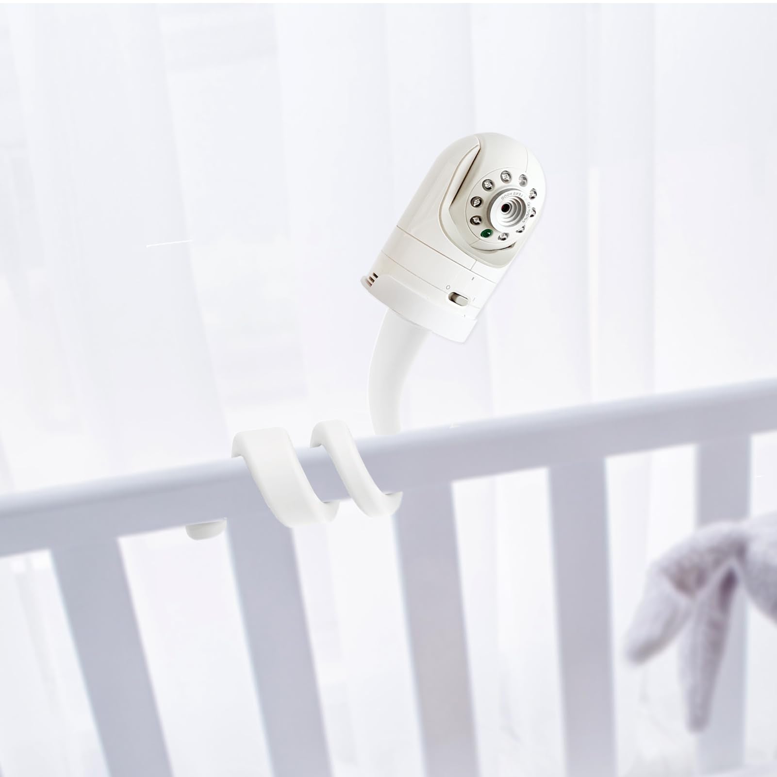 Compact travel-friendly EYSAFT mount for on-the-go parents