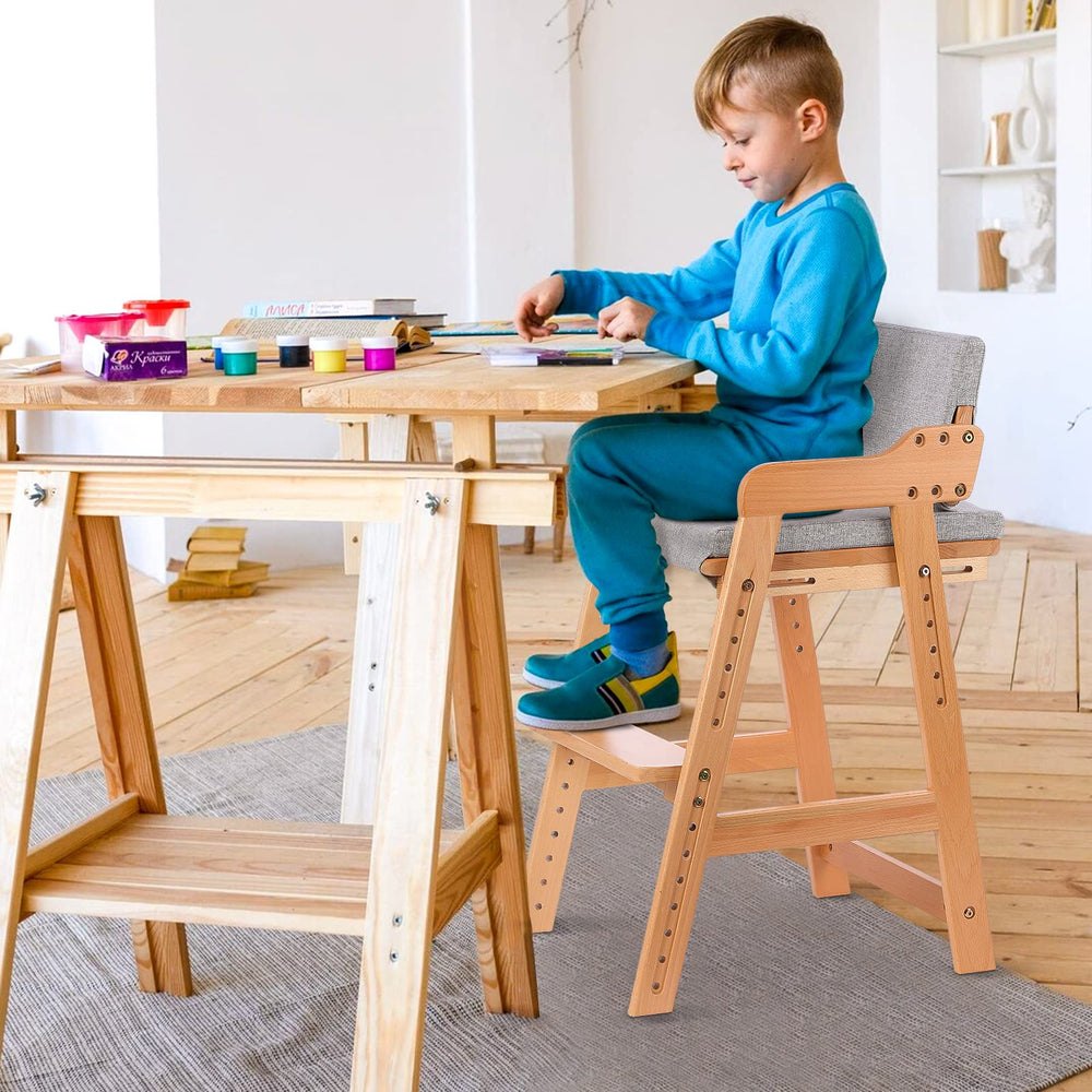 Ezebaby easy-clean surface keeps the chair tidy between meals