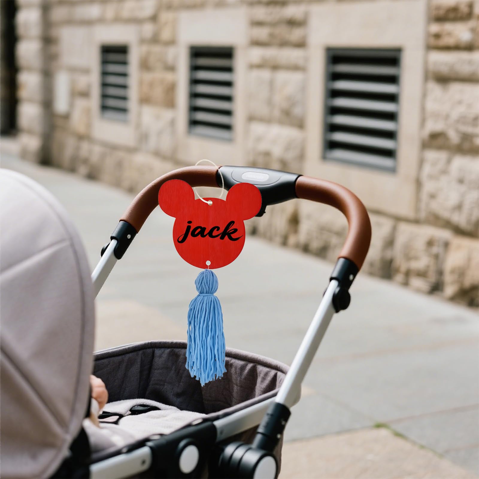 FAMCHAINS crowd-friendly tag aids quick location in parks or airports
