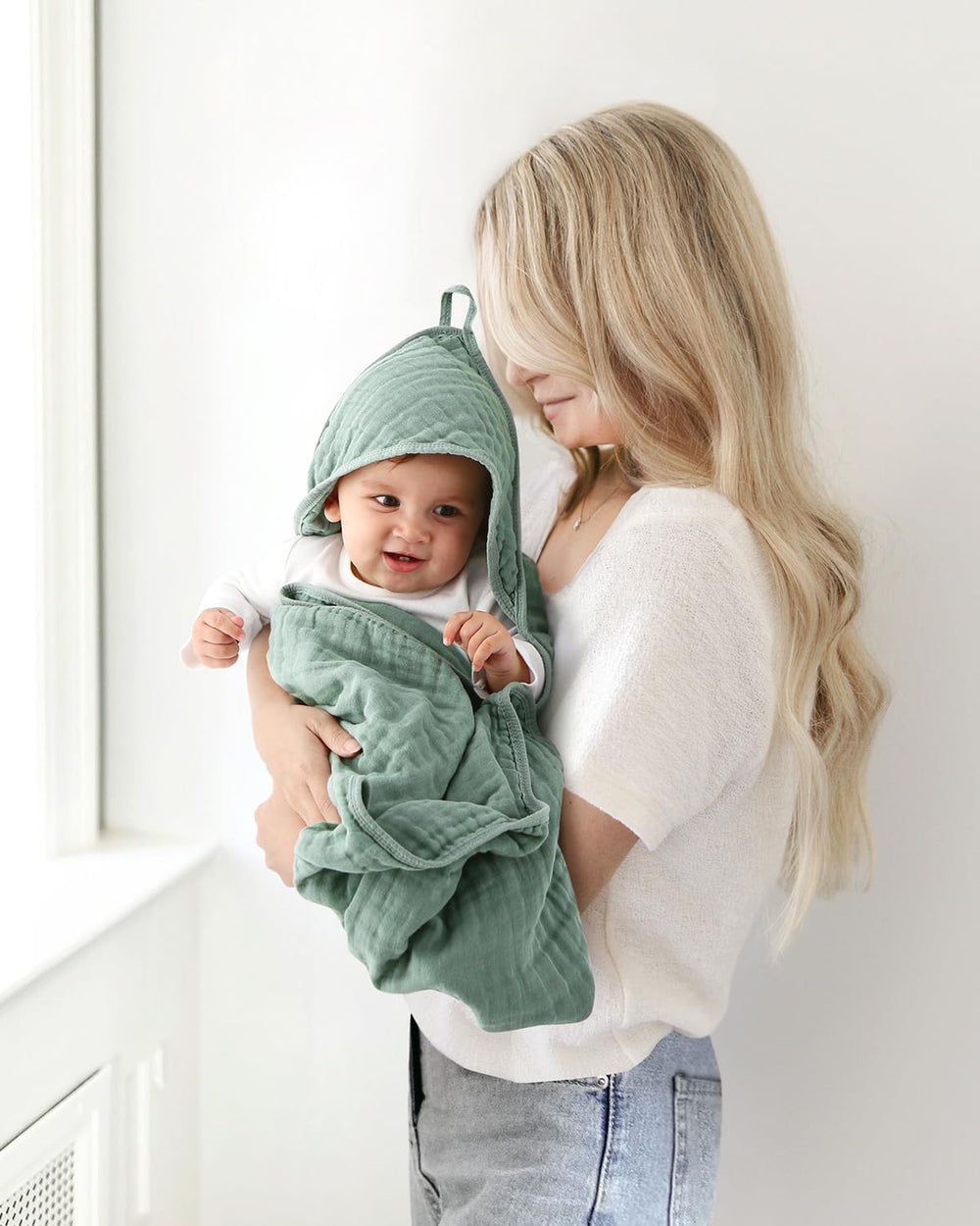 FAVERDIIY soft hooded towel, versatile for infants to kids.