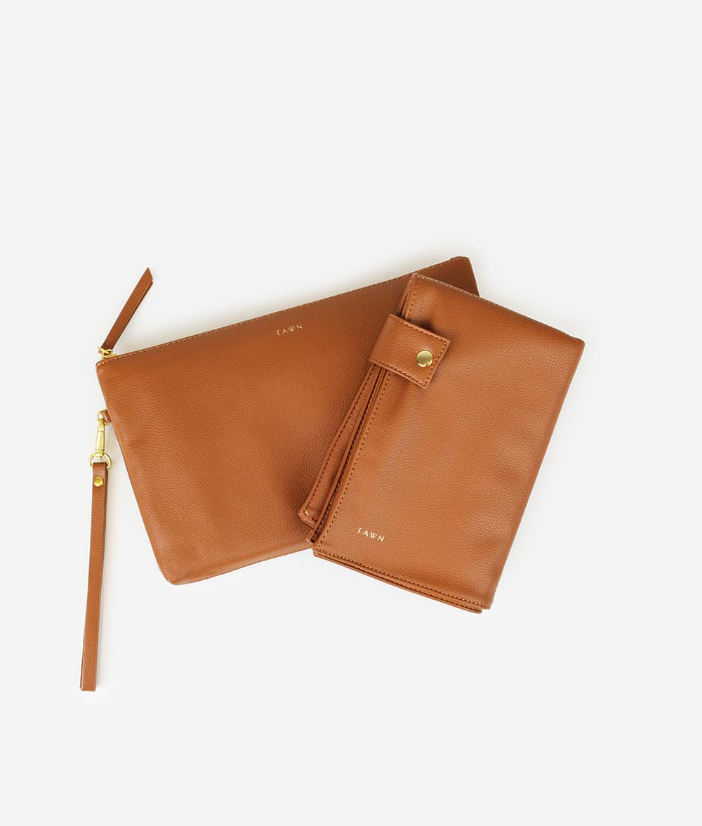 FAWN DESIGN Inner pocket organizer keeps diapers and wipes accessible.