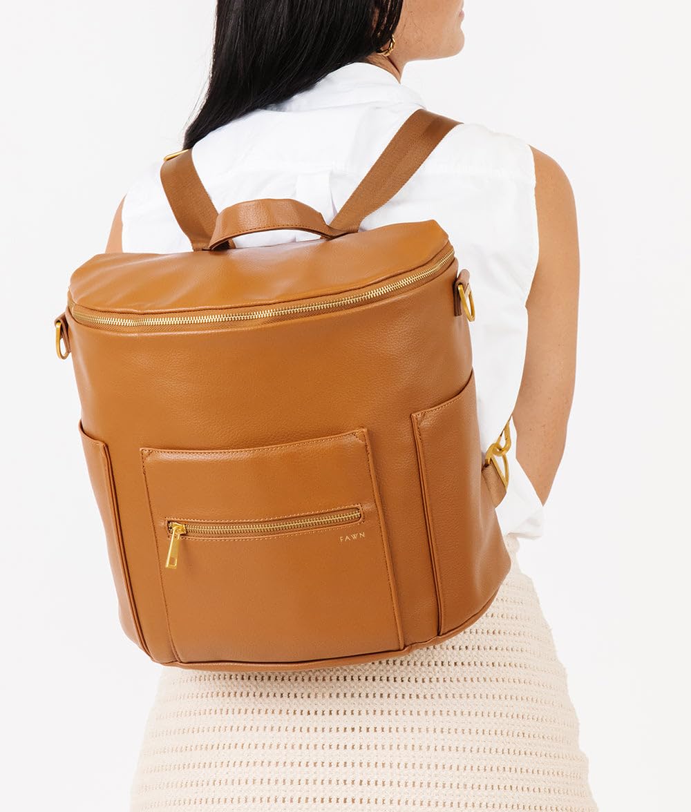 FAWN DESIGN half-round zipper top enables wide opening and fast packing.
