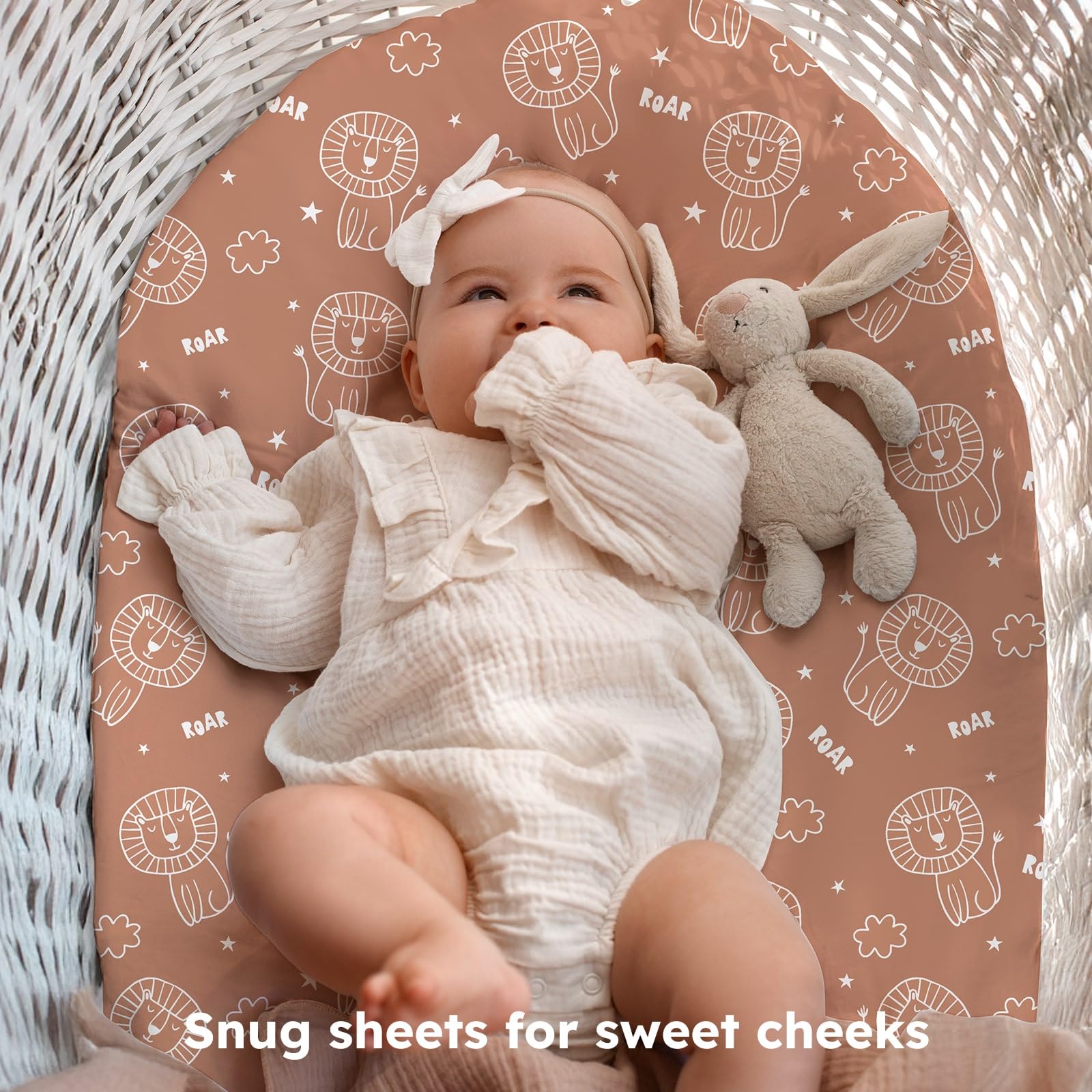FIEMOL fit 32x16 bassinet sheet demonstrates snug, wrinkle-free performance.
