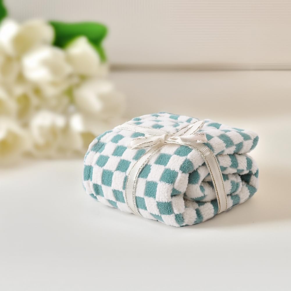 FIGEPO Checkered Baby Blanket is travel-friendly and easy to fold for outings
