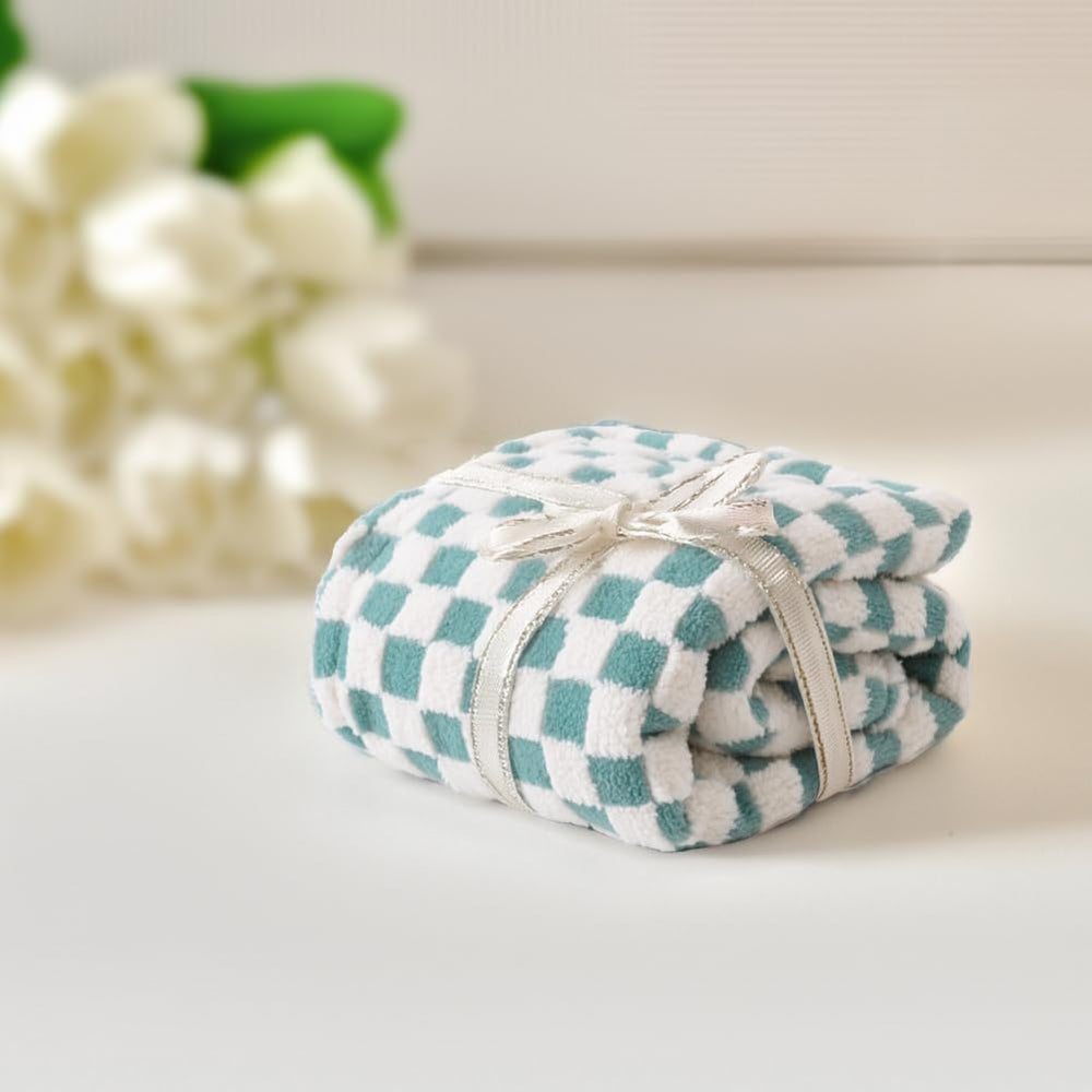 FIGEPO Checkered Baby Blanket is travel-friendly and easy to fold for outings