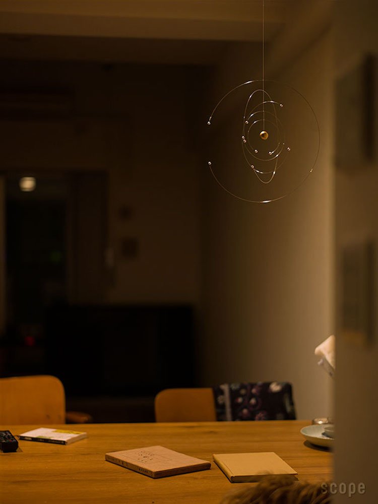 Flensted Mobiles atom model with detailed rings highlighting scientific-inspired decor.